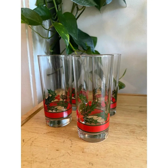 Set of 4 Christmas Holly Berry glass cups - Picture 1 of 8